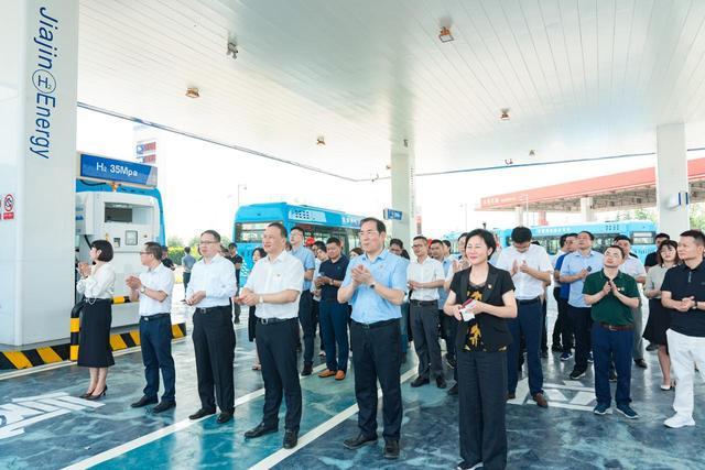 往返市區(qū)和港區(qū),嘉興市又上線一批氫能公交車.jpeg 往返市區(qū)和港區(qū),嘉興市又上線一批氫能公交車.jpeg