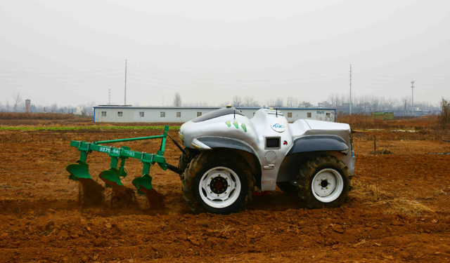 無人拖拉機 無人拖拉機