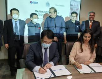 駐卡拉奇總領事李碧建出席中國企業(yè)承包巴基斯坦信德省綠色氫能項目諒解備忘錄簽字儀式.jpg 駐卡拉奇總領事李碧建出席中國企業(yè)承包巴基斯坦信德省綠色氫能項目諒解備忘錄簽字儀式.jpg