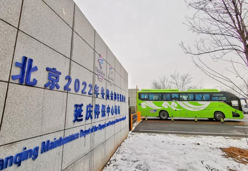 由北京公交集團運營的冬奧氫燃料電池客車行駛在延慶賽區.jpg