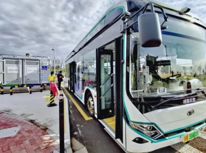 “氫”裝上陣!臨港這四條公交線路使用氫能源.jpg “氫”裝上陣!臨港這四條公交線路使用氫能源.jpg