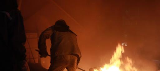 圖為工人正在試驗高爐出鐵現(xiàn)場進行操作。 田征 攝.jpg