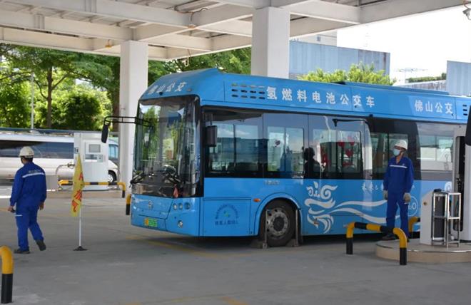 在南莊制氫加氫加氣一體化站，氫燃料電池公交車正在加氫
