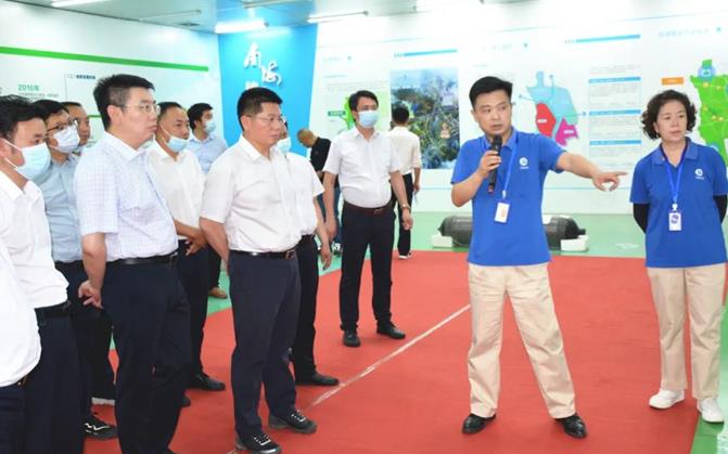 在愛(ài)德曼氫能源裝備有限公司，蘇永忠與企業(yè)負(fù)責(zé)人深入交流