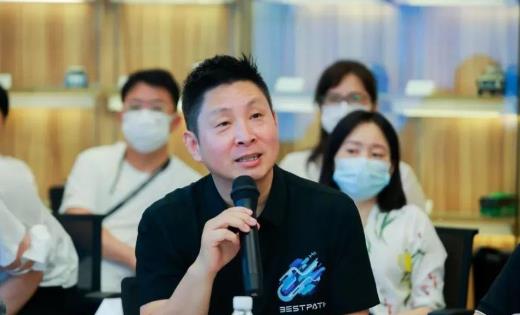 輕程物聯網總經理劉可飛在活動現場進行發言