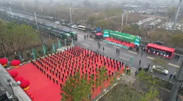 構(gòu)建綠色物流“氫”模式!鵬飛集團(tuán)首批百輛氫能重卡示范運(yùn)營(yíng).jpg 構(gòu)建綠色物流“氫”模式!鵬飛集團(tuán)首批百輛氫能重卡示范運(yùn)營(yíng).jpg