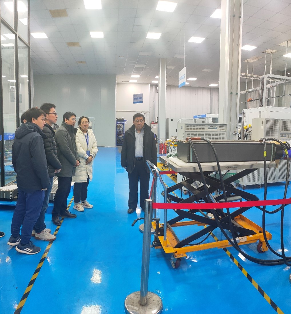 圖二 中國船級社專家在現場查看300千瓦單堆碳板電堆.jpg 圖二 中國船級社專家在現場查看300千瓦單堆碳板電堆.jpg