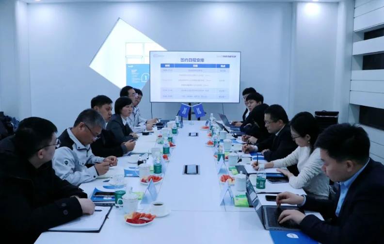 段志潔、高繼東、張?zhí)煊鸱謩e代表各方在合作協(xié)議上簽字.jpg 段志潔、高繼東、張?zhí)煊鸱謩e代表各方在合作協(xié)議上簽字.jpg