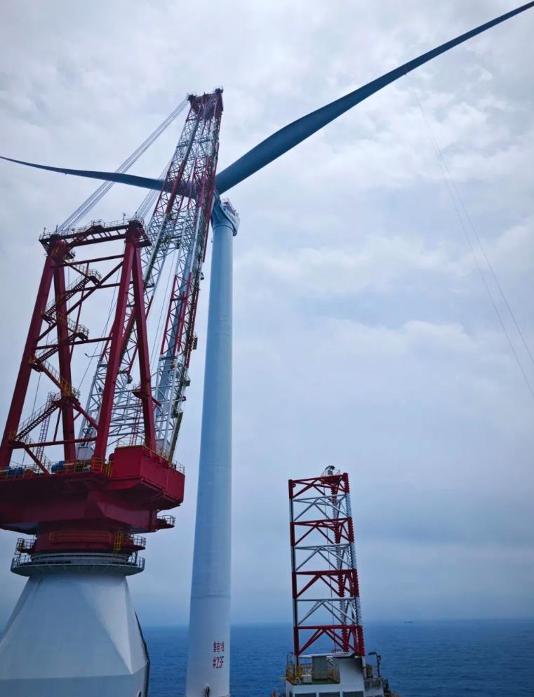 首吊成功!國內(nèi)首個“海上風(fēng)電+海洋牧場+海水制氫”融合項目進入風(fēng)機安裝階段.jpg