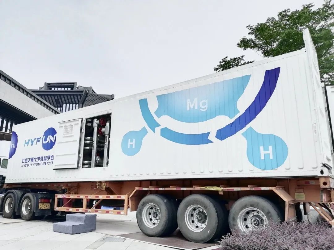 噸級(jí)鎂基固態(tài)儲(chǔ)運(yùn)氫車亮相WHTC2023-2.jpeg