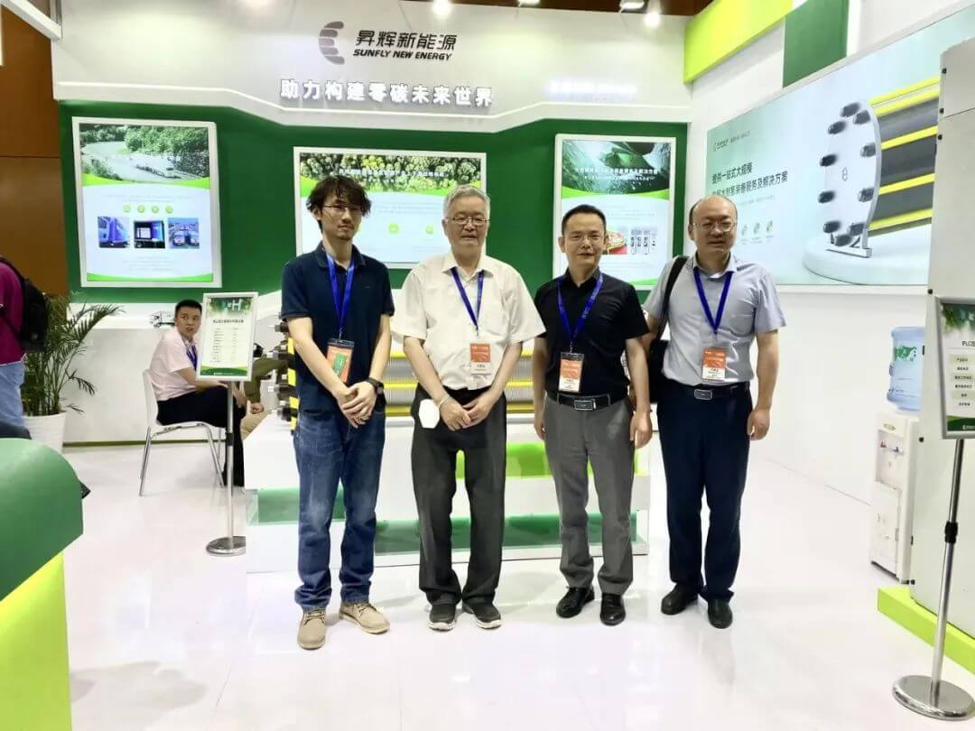 毛宗強教授(前排左二)參觀昇輝新能源展區(qū).jpg