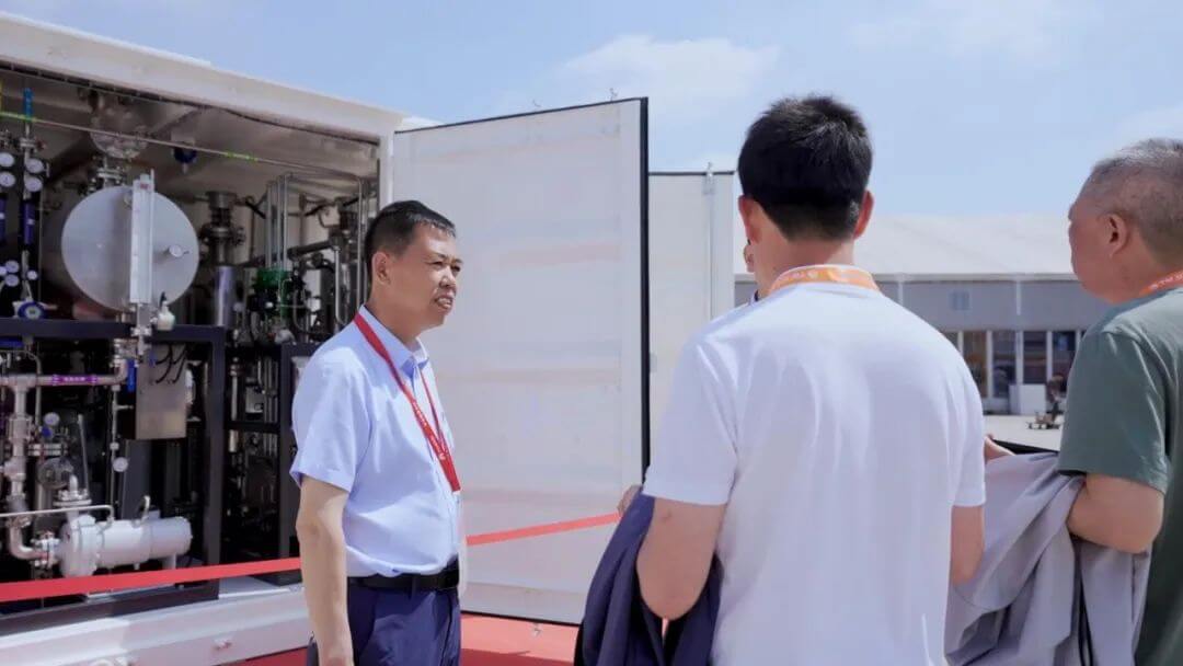 200標(biāo)方集裝箱式制氫系統(tǒng)首次社會(huì)面公開(kāi)亮相1.jpg