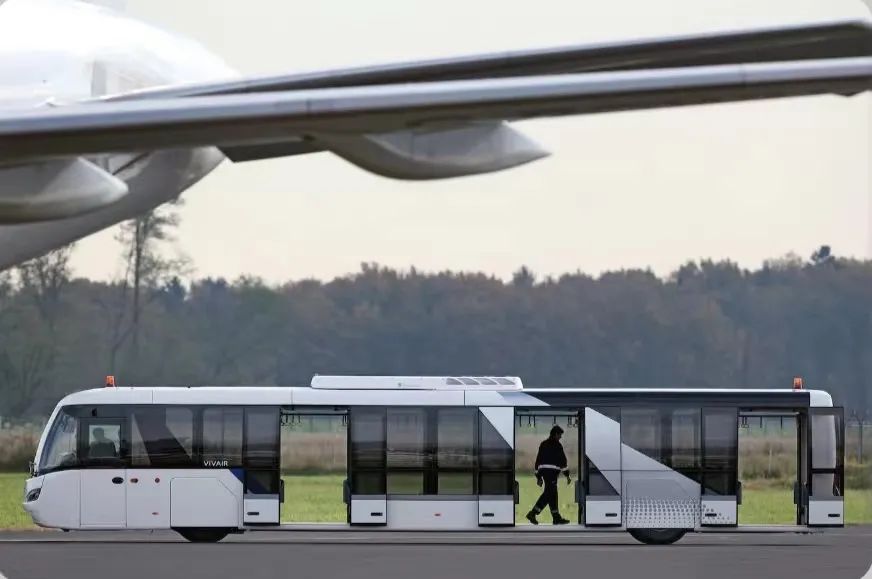 進軍歐洲市場!億華通與TAM強強聯(lián)手推出氫燃料電池機場擺渡車-1.jpg