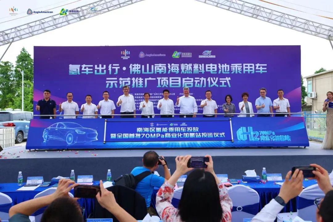 搭載捷氫科技產(chǎn)品的燃料電池商務(wù)車在南海啟動示范運營.jpg