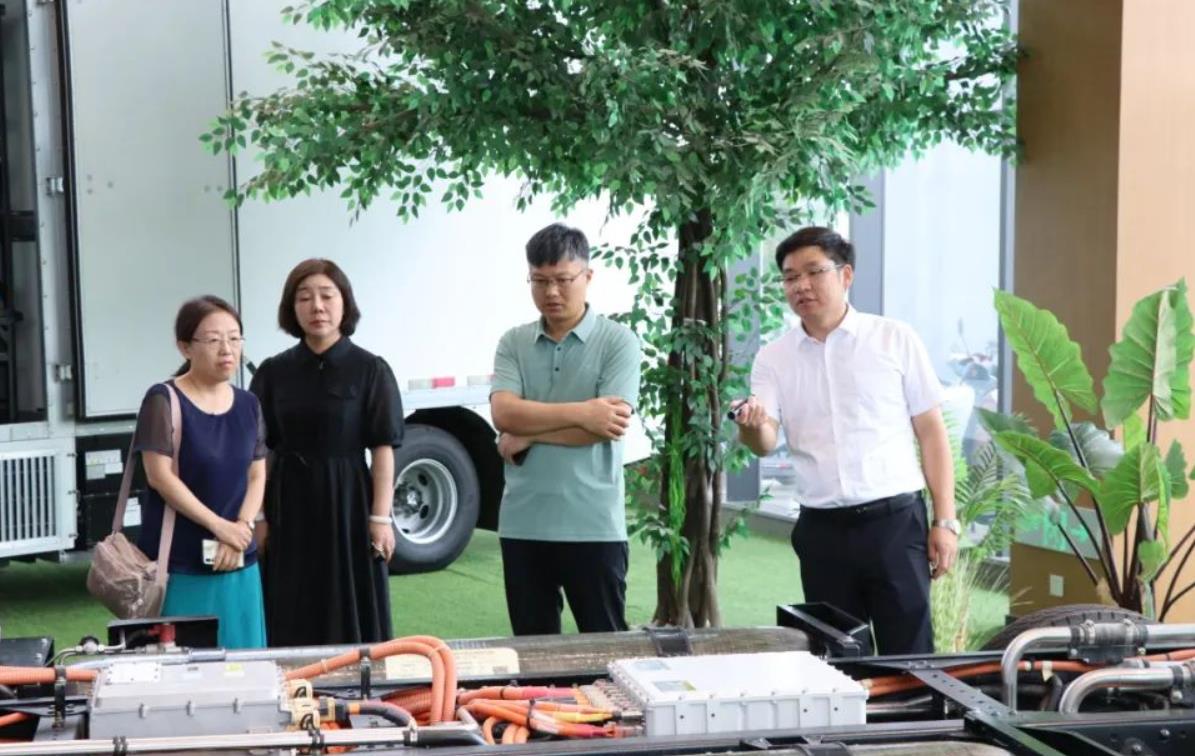 河南省工信廳汽車工業(yè)處副處長張玉棟一行蒞臨氫沄新能源調(diào)研-2.jpg