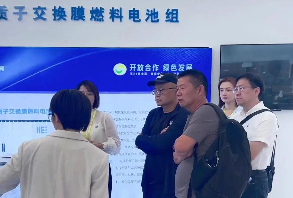 華電青海項目部領(lǐng)導(dǎo)一行參觀氫能效率展位.jpg
