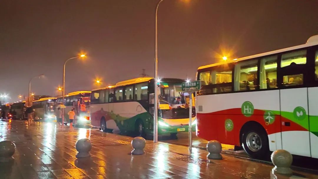 北京暴雨,國家電投氫能大巴轉運千余人安全完成任務.jpg