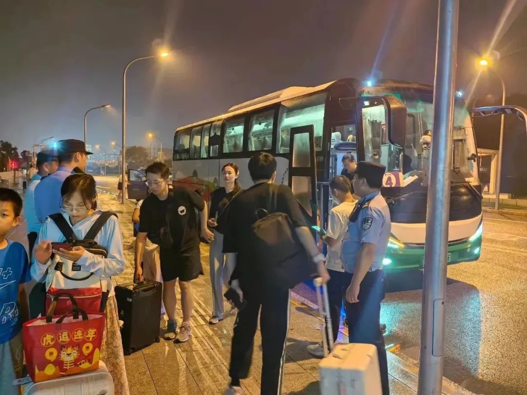 北京暴雨,國家電投氫能大巴轉運千余人安全完成任務-6.jpg