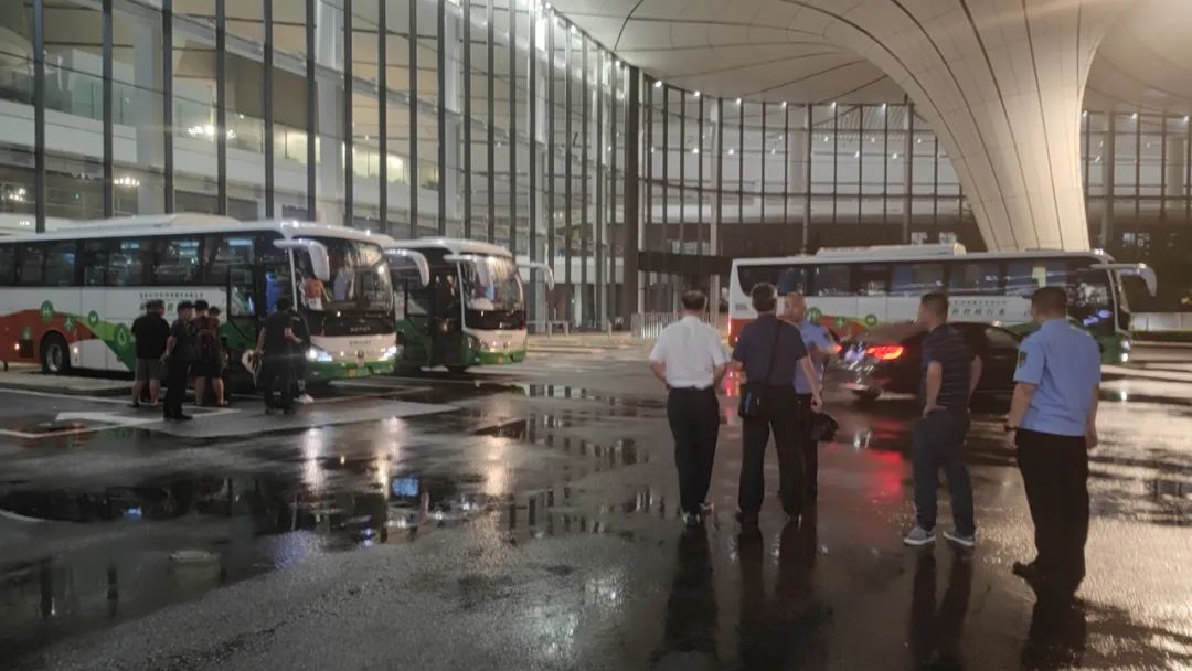 北京暴雨,國家電投氫能大巴轉運千余人安全完成任務-4.jpg