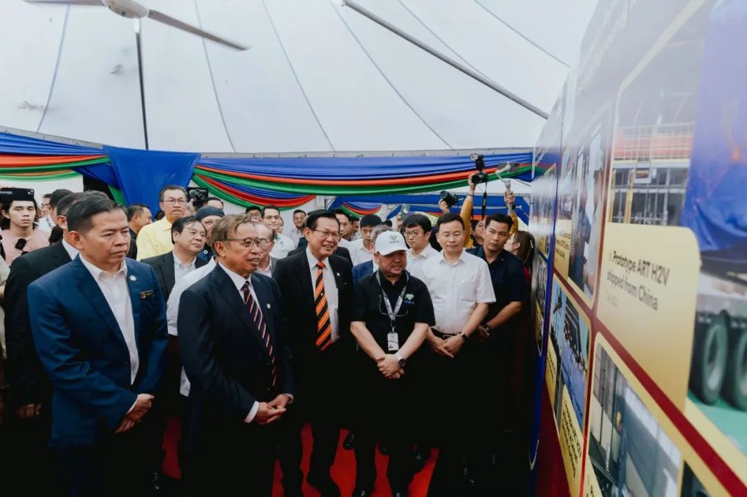 全球首列氫能源智軌在馬來西亞正式試跑!1.jpg