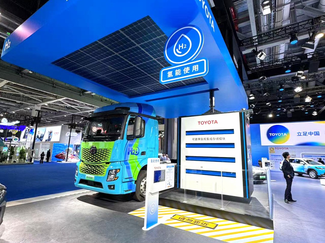 全球首臺更換式儲氫系統燃料電池重卡亮相第六屆進博會.jpg